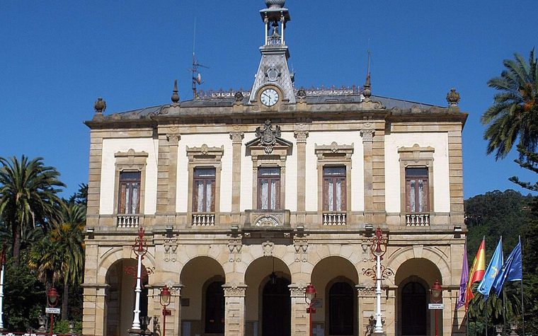 Plaza y Ayuntamiento de Villaviciosa